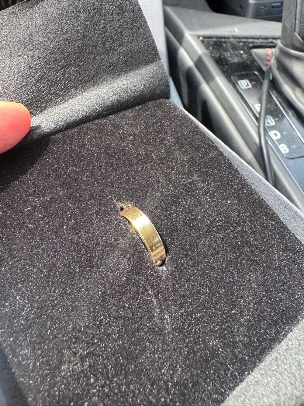 Authentic vintage 10k Gold Band Ring - Picture 9 of 13